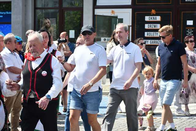 [WIDEO/DUŻO ZDJĘĆ] Wspólny polonez i degustacja światowych kuchni podczas Rynku Świata w Strzegomiu