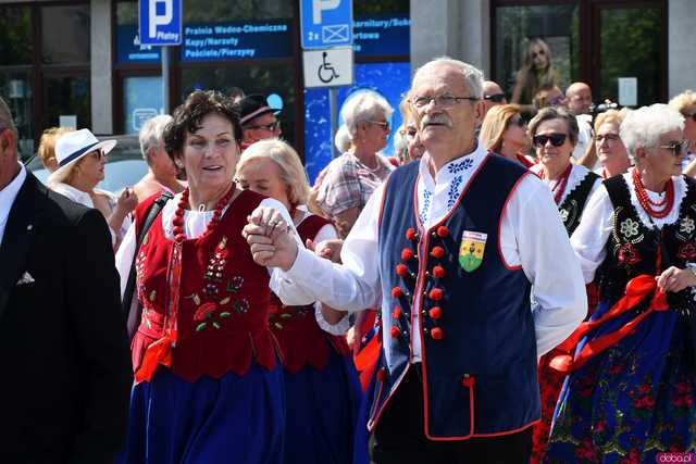 [WIDEO/DUŻO ZDJĘĆ] Wspólny polonez i degustacja światowych kuchni podczas Rynku Świata w Strzegomiu