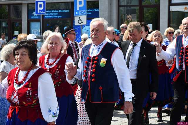 [WIDEO/DUŻO ZDJĘĆ] Wspólny polonez i degustacja światowych kuchni podczas Rynku Świata w Strzegomiu