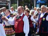 [WIDEO/DUŻO ZDJĘĆ] Wspólny polonez i degustacja światowych kuchni podczas Rynku Świata w Strzegomiu