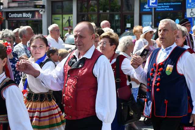 [WIDEO/DUŻO ZDJĘĆ] Wspólny polonez i degustacja światowych kuchni podczas Rynku Świata w Strzegomiu
