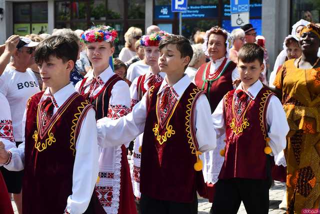 [WIDEO/DUŻO ZDJĘĆ] Wspólny polonez i degustacja światowych kuchni podczas Rynku Świata w Strzegomiu