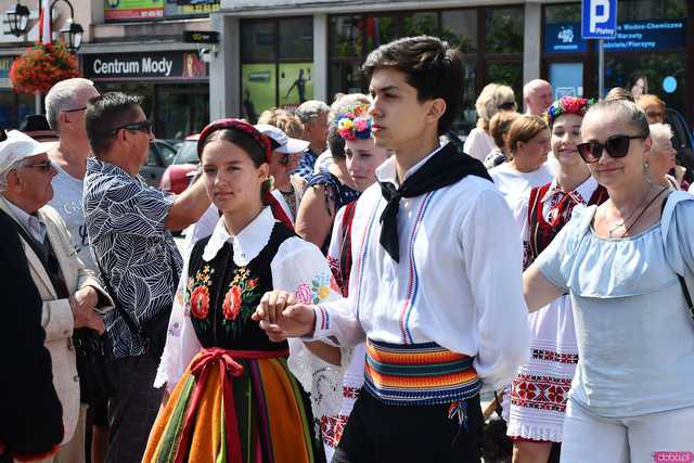 [WIDEO/DUŻO ZDJĘĆ] Wspólny polonez i degustacja światowych kuchni podczas Rynku Świata w Strzegomiu