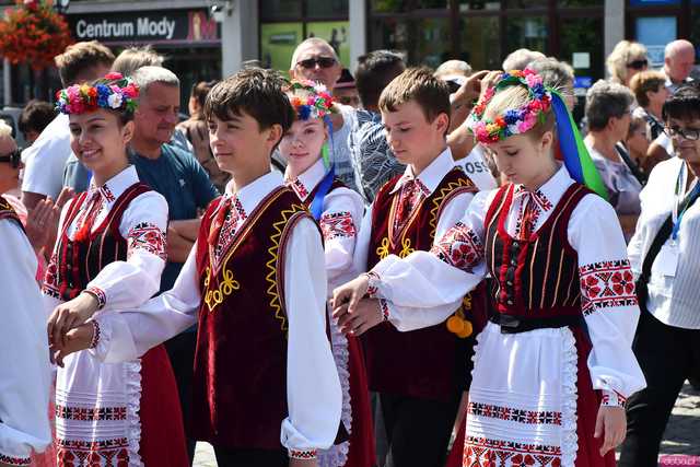 [WIDEO/DUŻO ZDJĘĆ] Wspólny polonez i degustacja światowych kuchni podczas Rynku Świata w Strzegomiu