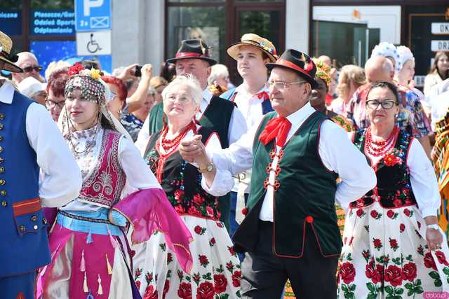 [WIDEO/DUŻO ZDJĘĆ] Wspólny polonez i degustacja światowych kuchni podczas Rynku Świata w Strzegomiu