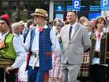 [WIDEO/DUŻO ZDJĘĆ] Wspólny polonez i degustacja światowych kuchni podczas Rynku Świata w Strzegomiu