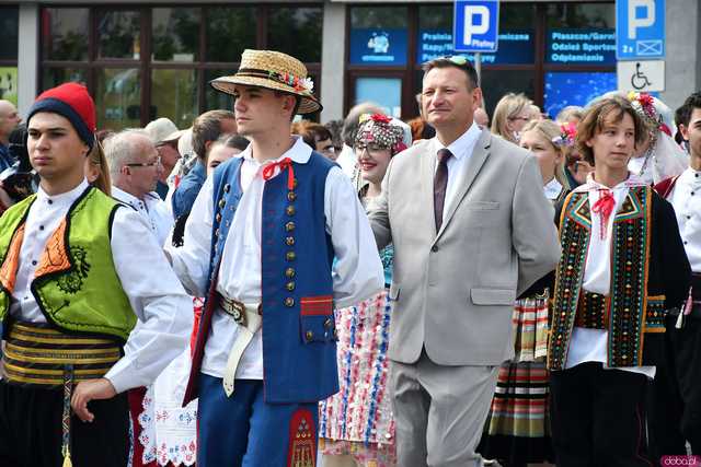 [WIDEO/DUŻO ZDJĘĆ] Wspólny polonez i degustacja światowych kuchni podczas Rynku Świata w Strzegomiu
