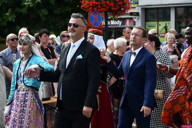 [WIDEO/DUŻO ZDJĘĆ] Wspólny polonez i degustacja światowych kuchni podczas Rynku Świata w Strzegomiu