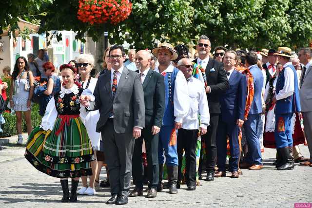 [WIDEO/DUŻO ZDJĘĆ] Wspólny polonez i degustacja światowych kuchni podczas Rynku Świata w Strzegomiu