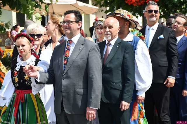 [WIDEO/DUŻO ZDJĘĆ] Wspólny polonez i degustacja światowych kuchni podczas Rynku Świata w Strzegomiu