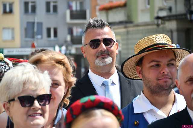 [WIDEO/DUŻO ZDJĘĆ] Wspólny polonez i degustacja światowych kuchni podczas Rynku Świata w Strzegomiu