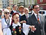[WIDEO/DUŻO ZDJĘĆ] Wspólny polonez i degustacja światowych kuchni podczas Rynku Świata w Strzegomiu