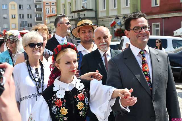 [WIDEO/DUŻO ZDJĘĆ] Wspólny polonez i degustacja światowych kuchni podczas Rynku Świata w Strzegomiu