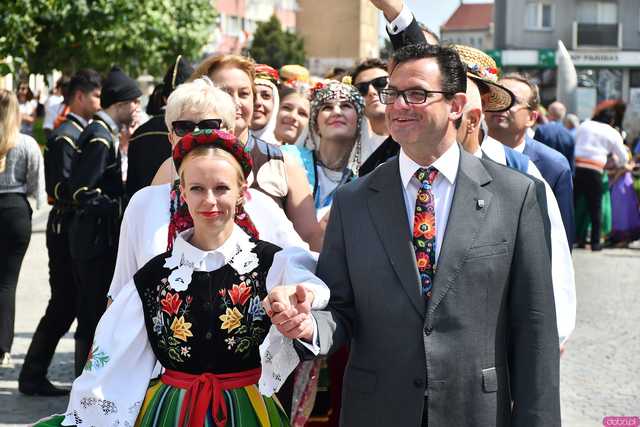 [WIDEO/DUŻO ZDJĘĆ] Wspólny polonez i degustacja światowych kuchni podczas Rynku Świata w Strzegomiu