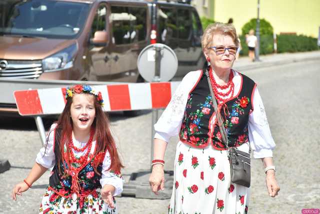 [WIDEO/DUŻO ZDJĘĆ] Wspólny polonez i degustacja światowych kuchni podczas Rynku Świata w Strzegomiu