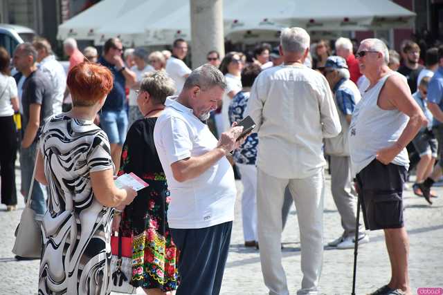 [WIDEO/DUŻO ZDJĘĆ] Wspólny polonez i degustacja światowych kuchni podczas Rynku Świata w Strzegomiu