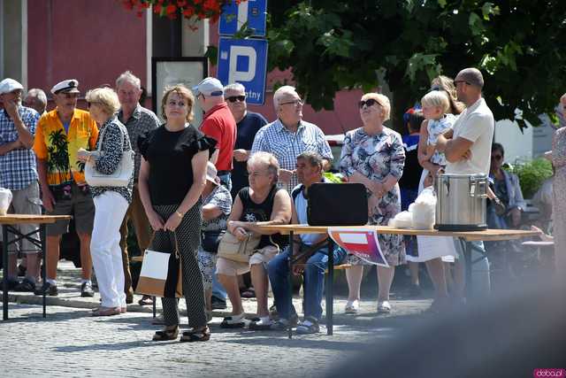 [WIDEO/DUŻO ZDJĘĆ] Wspólny polonez i degustacja światowych kuchni podczas Rynku Świata w Strzegomiu
