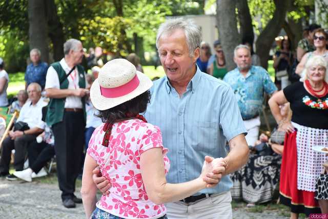 [WIDEO/FOTO] W rytmie ludowych przyśpiewek. Przegląd Zespołów Folklorystycznych na strzegomskich plantach