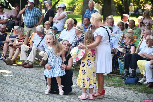 [WIDEO/FOTO] W rytmie ludowych przyśpiewek. Przegląd Zespołów Folklorystycznych na strzegomskich plantach