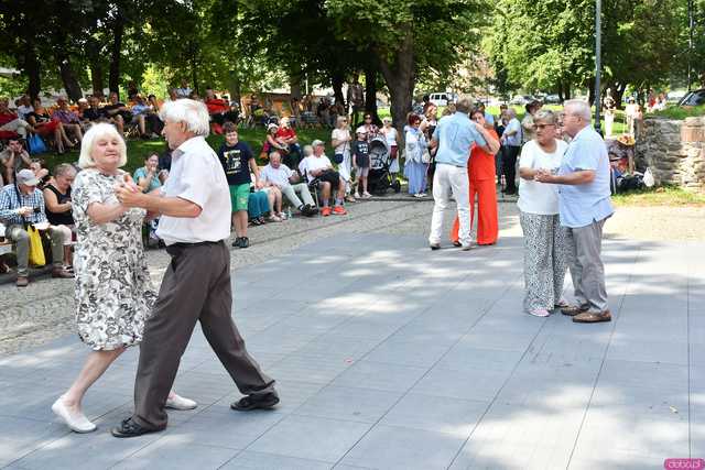 [WIDEO/FOTO] W rytmie ludowych przyśpiewek. Przegląd Zespołów Folklorystycznych na strzegomskich plantach