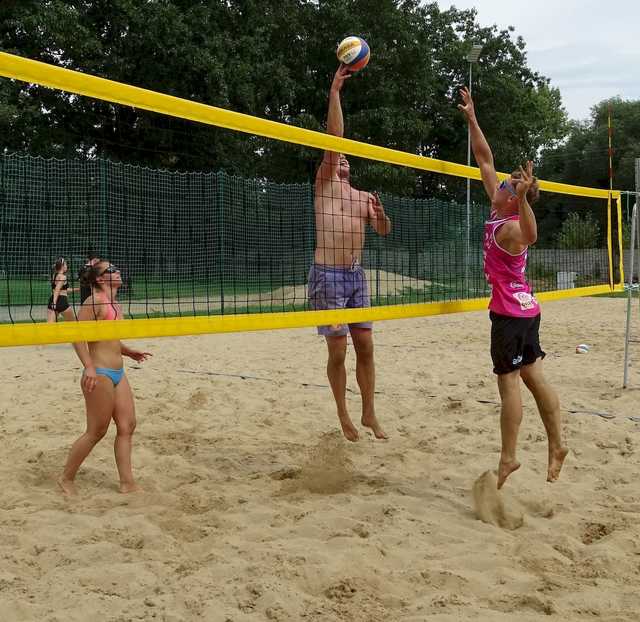 [FOTO] Siatkarskie miksty rywalizowały w turnieju plażówki