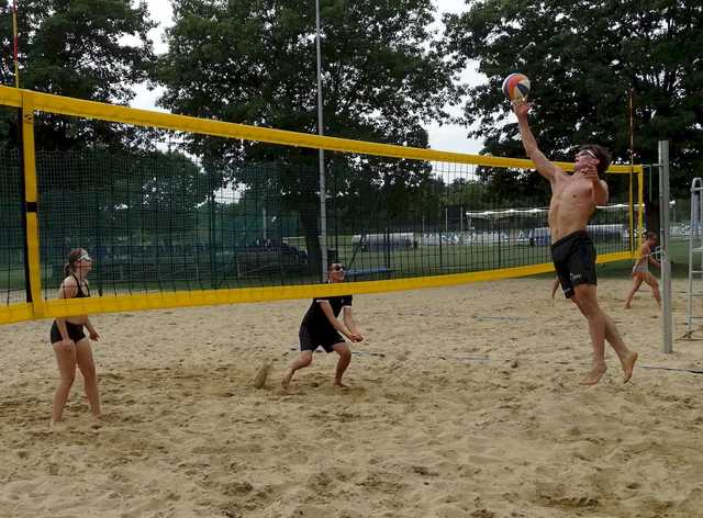 [FOTO] Siatkarskie miksty rywalizowały w turnieju plażówki