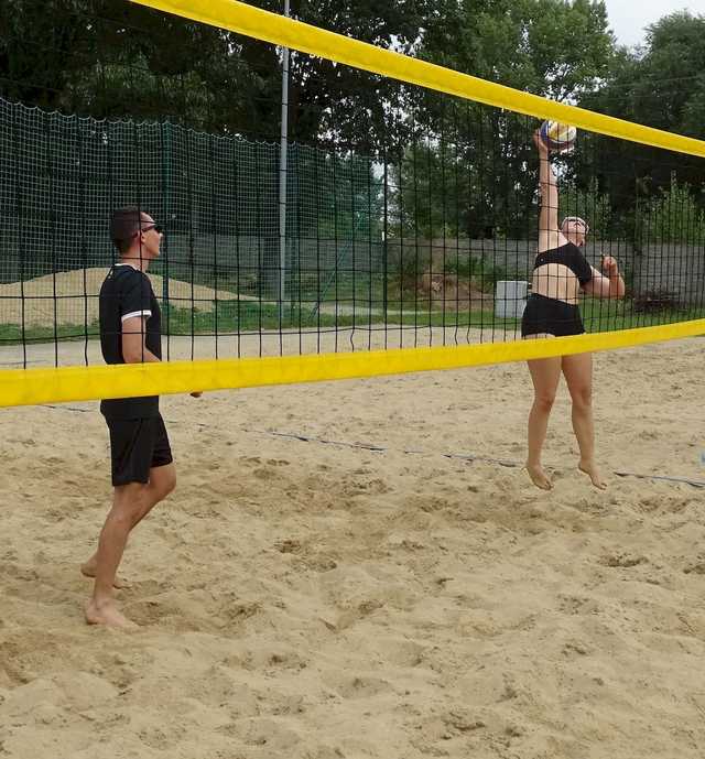 [FOTO] Siatkarskie miksty rywalizowały w turnieju plażówki