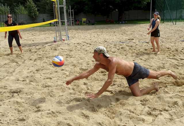 [FOTO] Siatkarskie miksty rywalizowały w turnieju plażówki