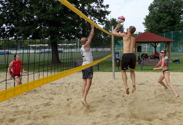 [FOTO] Siatkarskie miksty rywalizowały w turnieju plażówki