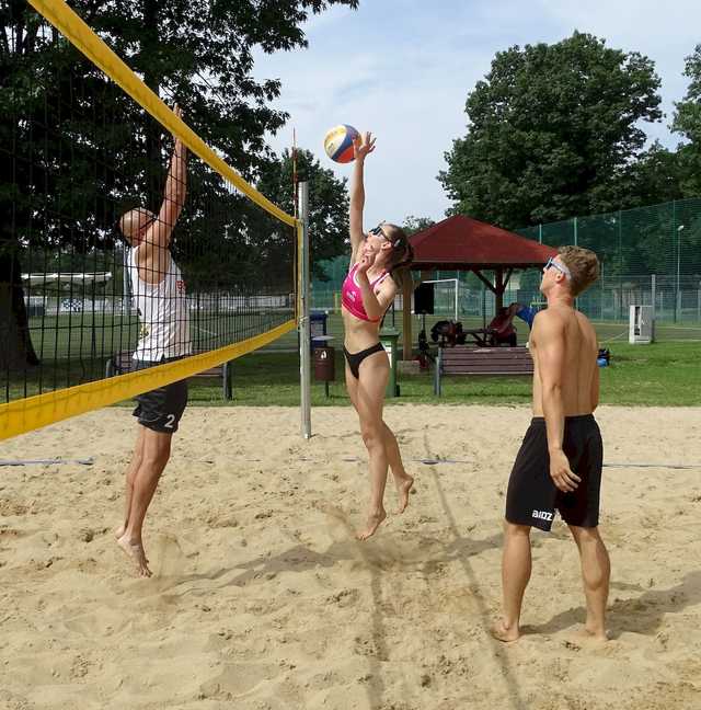[FOTO] Siatkarskie miksty rywalizowały w turnieju plażówki