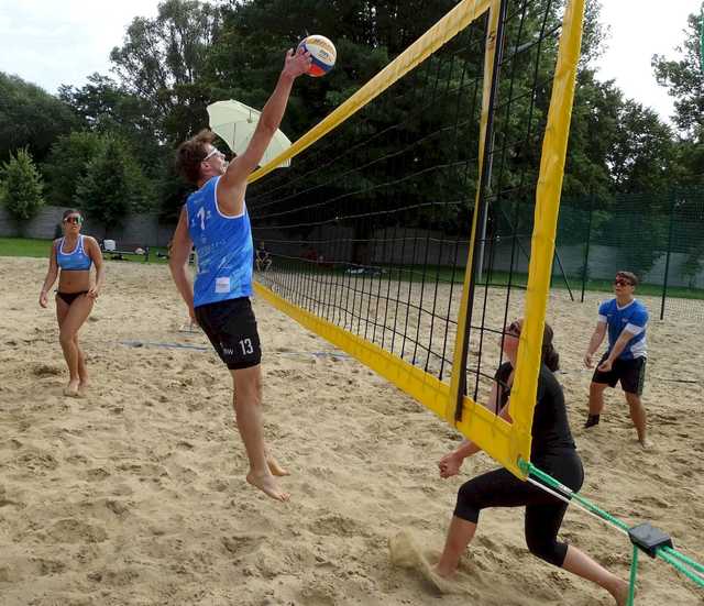 [FOTO] Siatkarskie miksty rywalizowały w turnieju plażówki