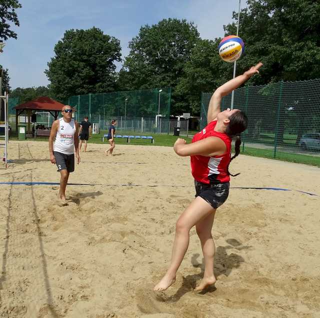 [FOTO] Siatkarskie miksty rywalizowały w turnieju plażówki
