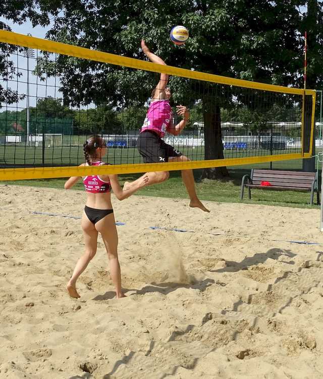 [FOTO] Siatkarskie miksty rywalizowały w turnieju plażówki