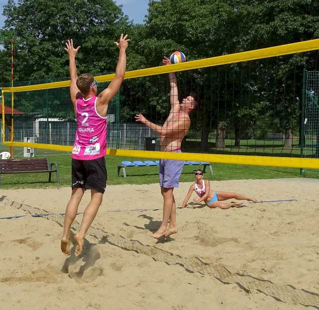 [FOTO] Siatkarskie miksty rywalizowały w turnieju plażówki
