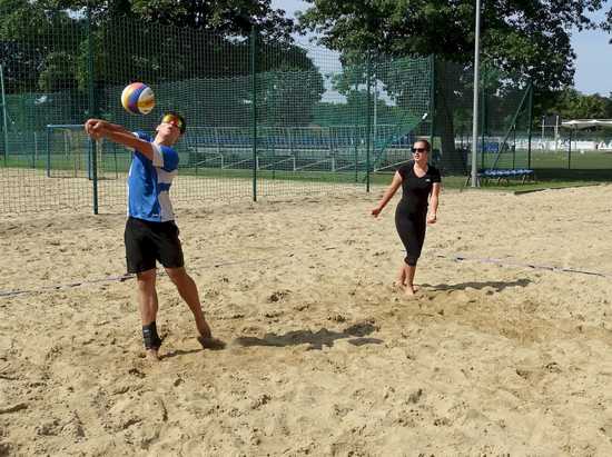 [FOTO] Siatkarskie miksty rywalizowały w turnieju plażówki