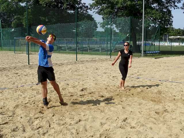 [FOTO] Siatkarskie miksty rywalizowały w turnieju plażówki