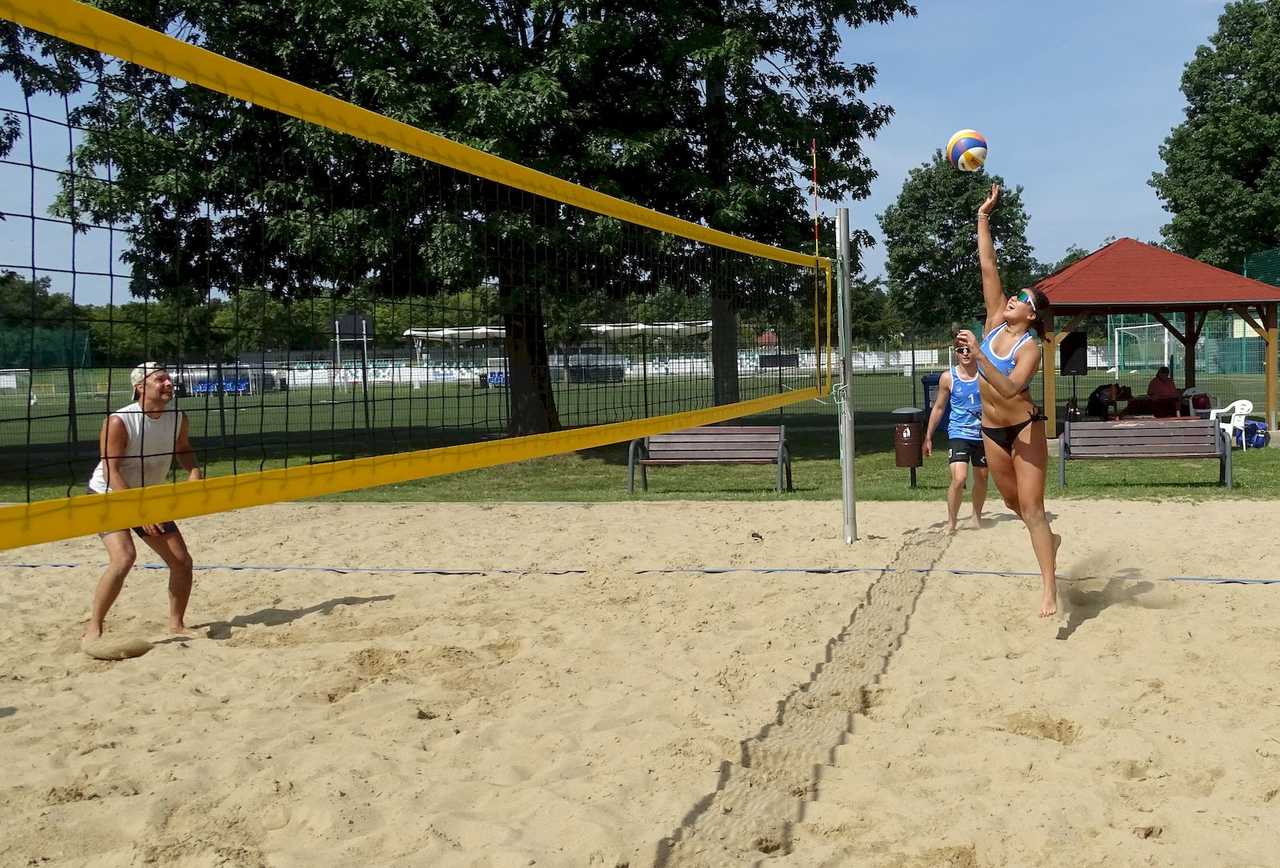 [FOTO] Siatkarskie miksty rywalizowały w turnieju plażówki