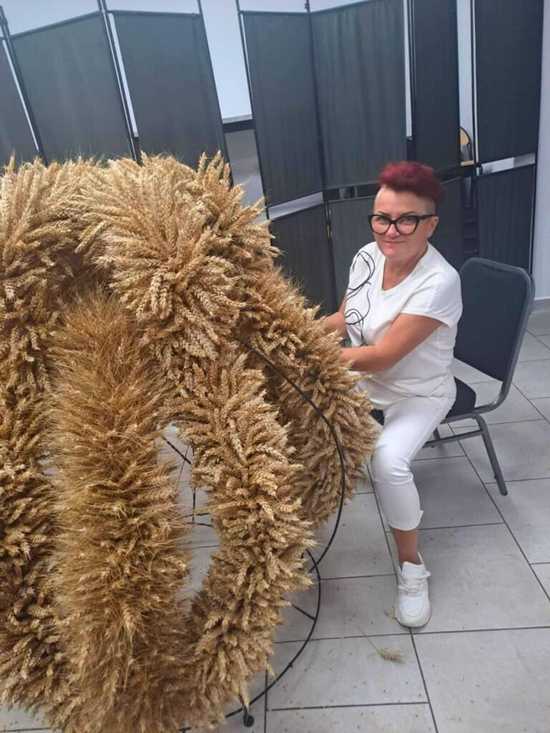 [FOTO] Mieszkańcy przygotowują dożynkowe wieńce 