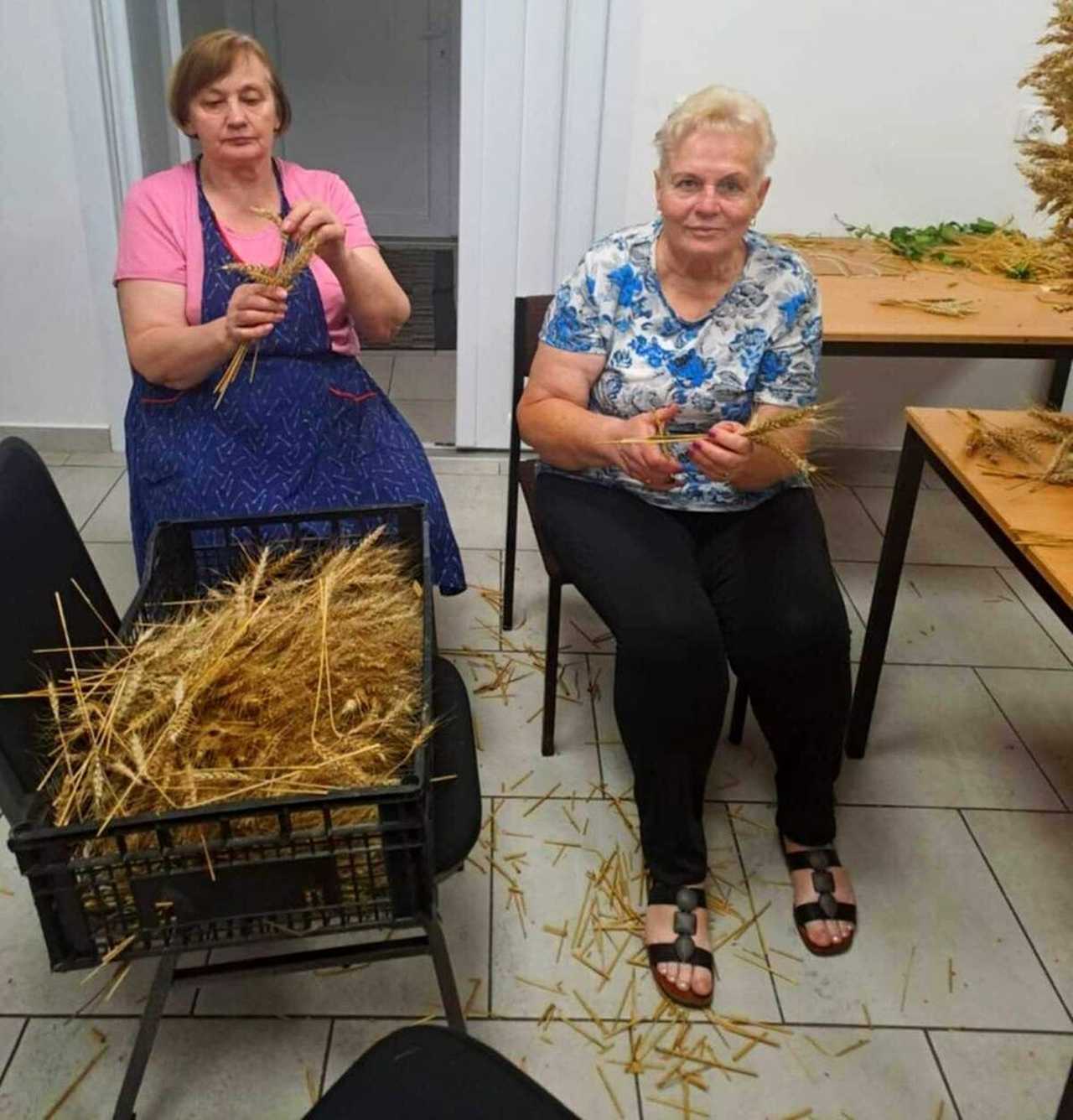 [FOTO] Mieszkańcy przygotowują dożynkowe wieńce 