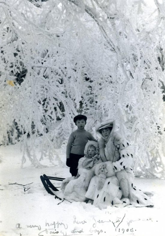 Księżna Daisy z synami Hanselem i Lexelem, zimą 1908 roku na sankach w parku ksiażąńskim