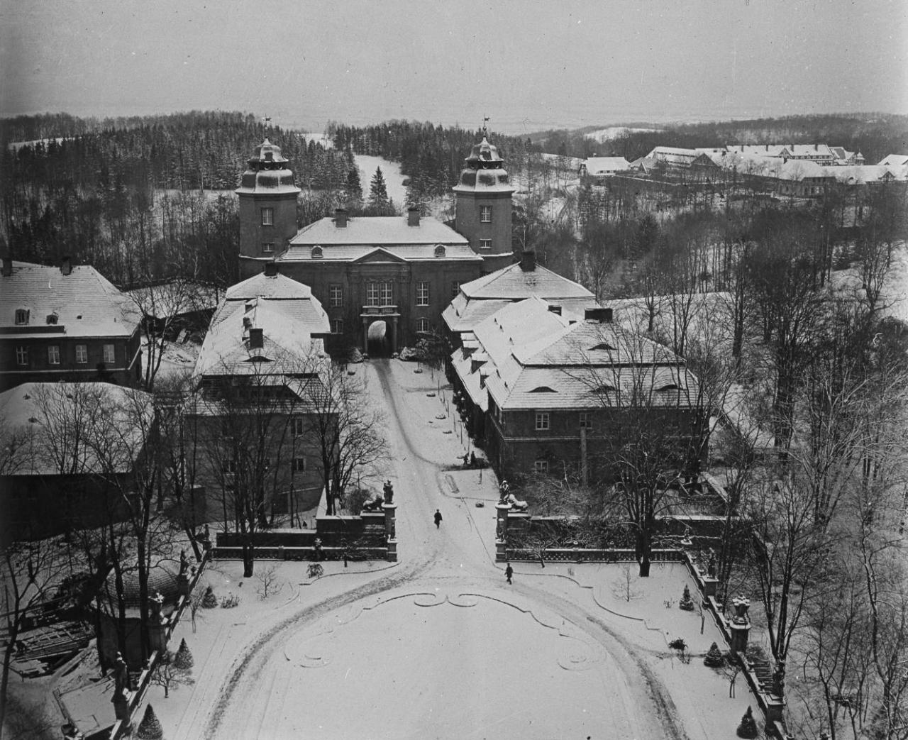 Zamek Książ na początku XX wieku w zimowej szacie. Foto autorstwa Louisa Hardouina z kolekcji Zamku Książ w Wałbrzychu