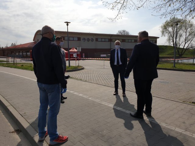 punkty testowe na obecność koronawirusa drive-thru