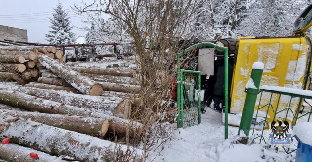 [FOTO] Ciężarówka wypadła z drogi w Jabłowie