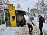 [FOTO] Ciężarówka wypadła z drogi w Jabłowie