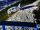 Samochód wpadł do rzeki w Zagórzu Śląskim. Zderzenie pojazdów w Głuszycy