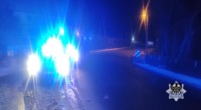 Samochód wpadł do rzeki w Zagórzu Śląskim. Zderzenie pojazdów w Głuszycy