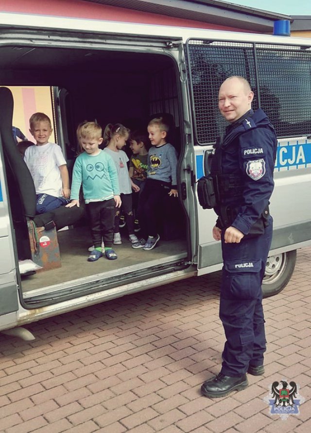 Boguszowscy policjanci odwiedzili przedszkolaków i rozmawiali z nimi o bezpieczeństwie podczas zbliżających się wakacji