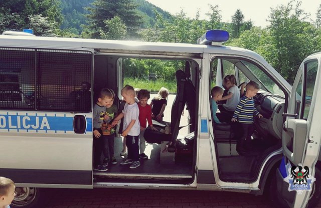 Boguszowscy policjanci odwiedzili przedszkolaków i rozmawiali z nimi o bezpieczeństwie podczas zbliżających się wakacji