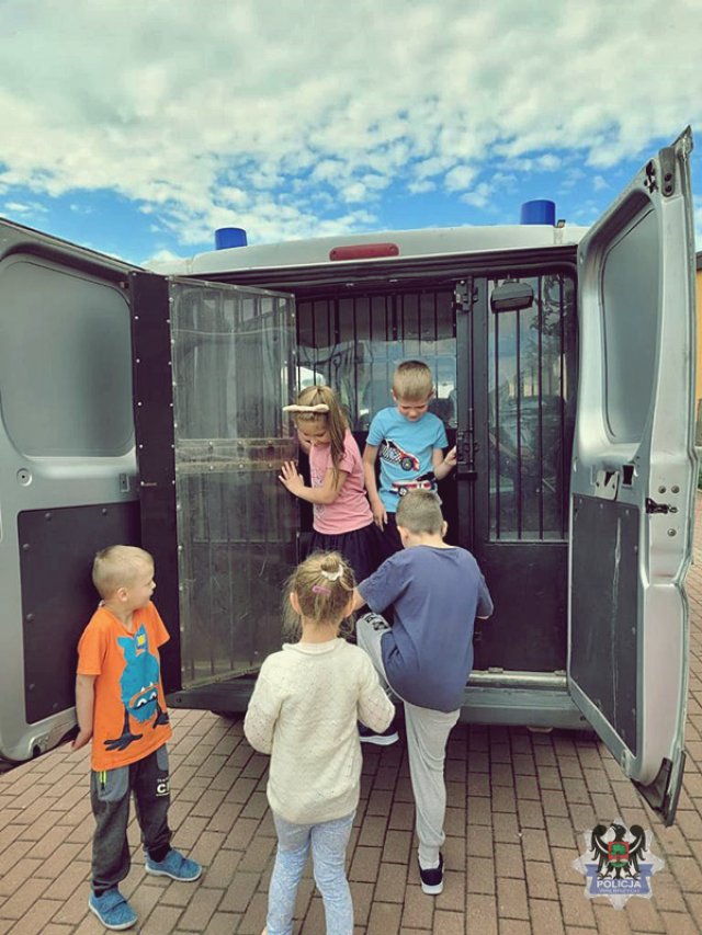 Boguszowscy policjanci odwiedzili przedszkolaków i rozmawiali z nimi o bezpieczeństwie podczas zbliżających się wakacji