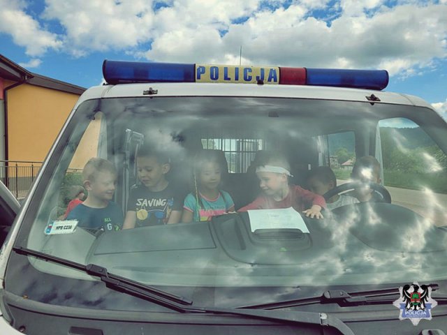 Boguszowscy policjanci odwiedzili przedszkolaków i rozmawiali z nimi o bezpieczeństwie podczas zbliżających się wakacji